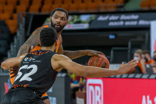 伊萨克转会利物浦：足球界的契约精神危机