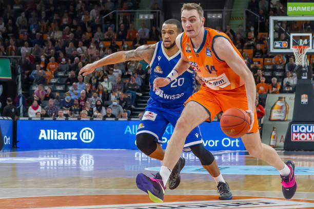 勇士胜雄鹿！库里+梅尔顿轰51分，霍乐迪惊喜作用，格林仍副作用