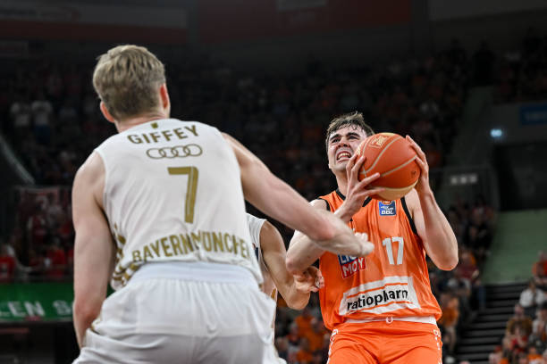 勇士胜雄鹿！库里+梅尔顿轰51分，霍乐迪惊喜作用，格林仍副作用